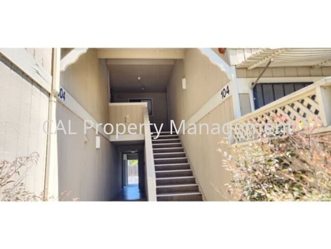 Building Photo - 1 Bedroom 1.5 Bathroom Condo!