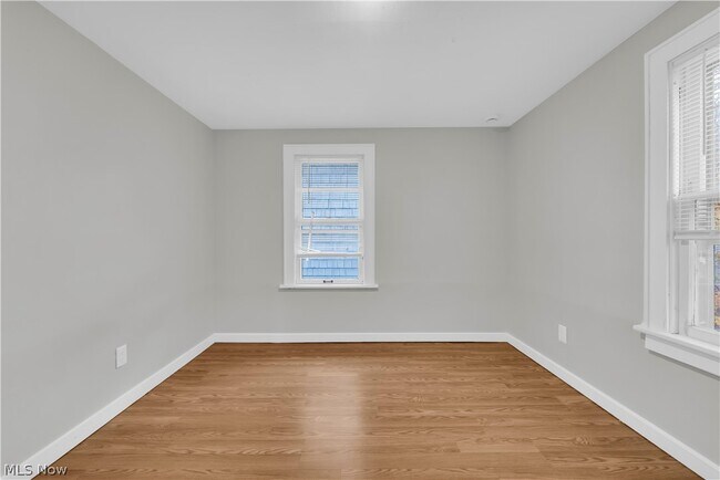 Building Photo - 485 E Archwood Ave