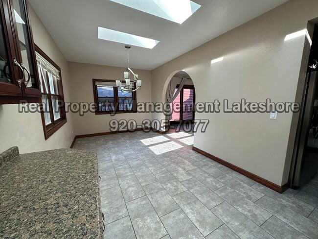 Building Photo - HUGE 8 Bedroom 4 Bathroom home | Close to ...