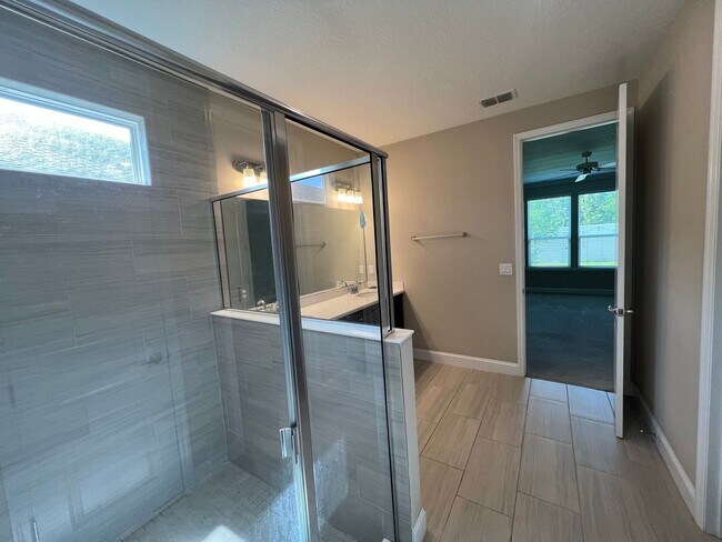 Building Photo - Beautiful 4/3 Carter Hall Home!