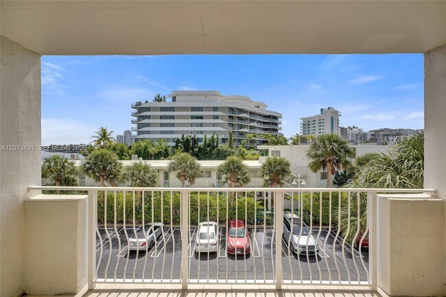 Building Photo - 10350 W Bay Harbor Dr