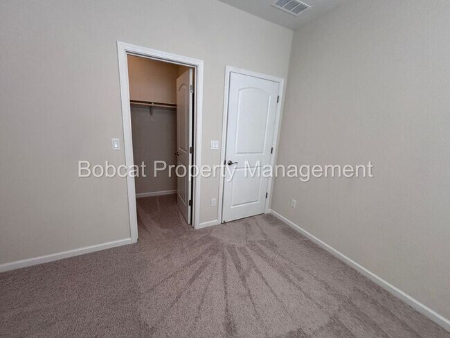 Building Photo - 852 Furlong Dr