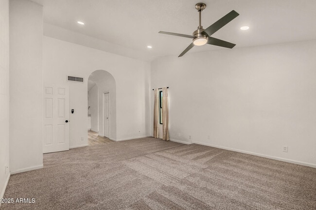 Building Photo - 687 E Park Ave