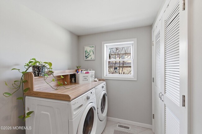 Building Photo - 616 Newport Ave