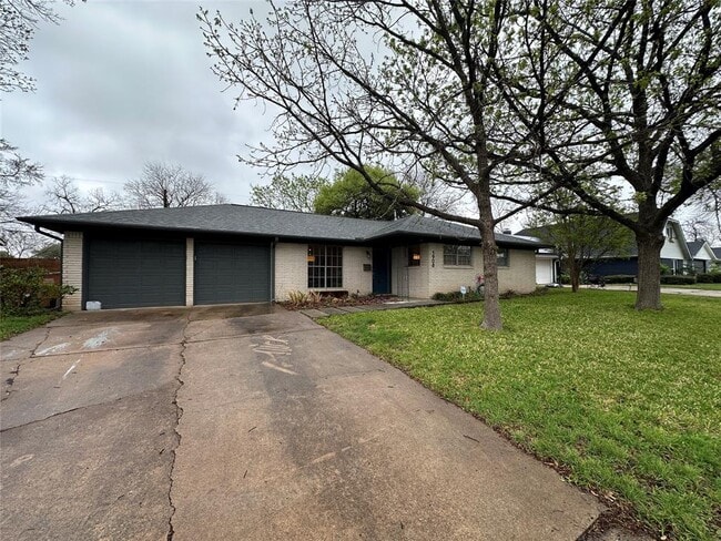 Building Photo - 1908 Pompton Dr