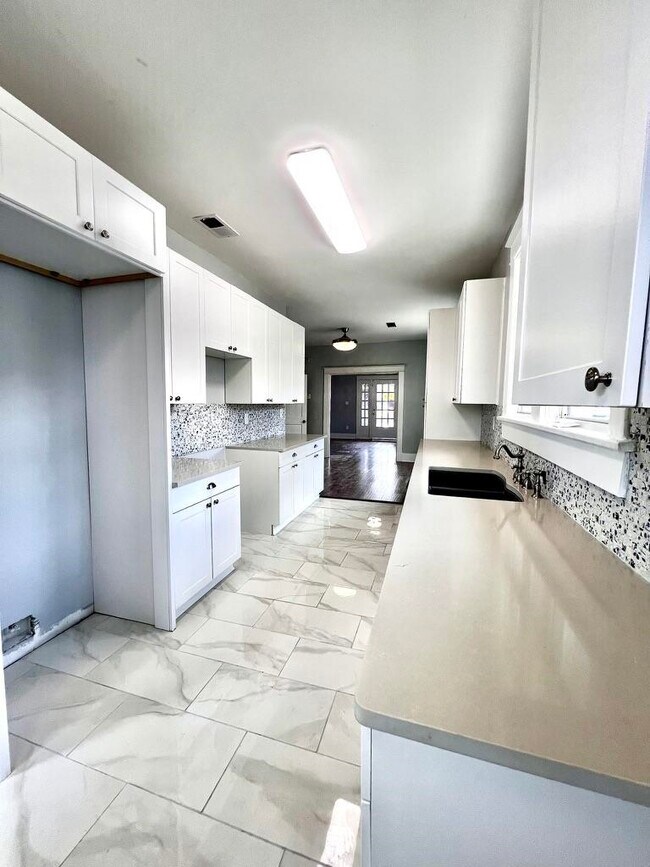 Building Photo - 1052 Faxon Ave