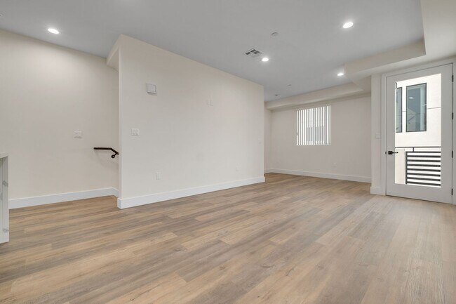 Building Photo - 4 Bed / 4 1/2 Bath Townhome in Sawtelle
