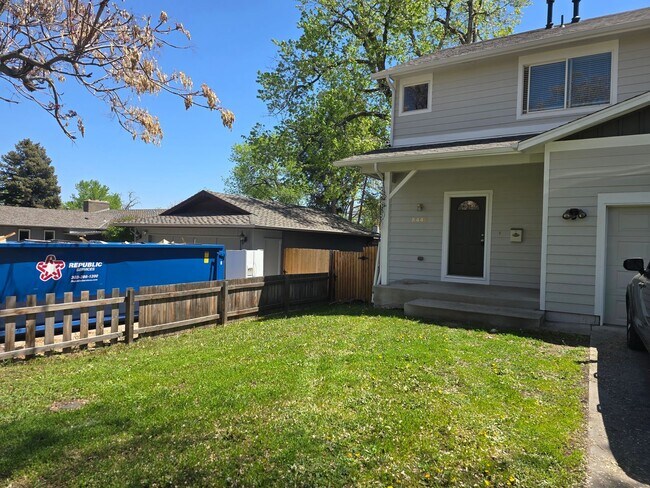 Building Photo - Three-bedroom condo in Denver boasts a lar...