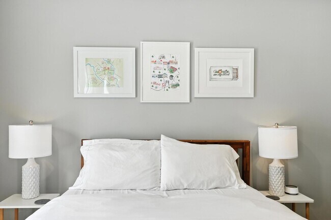 Building Photo - North Thomas 472-492