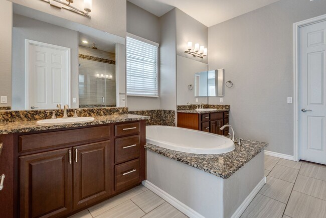 Building Photo - Stunning Summerlin Rental on Private Cul-d...