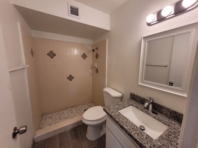 Building Photo - 2630 S Virginia Dr