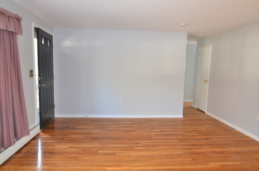 Building Photo - 10 Carson Rd