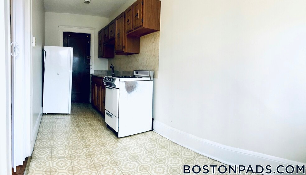 Building Photo - 63 Fellsway W