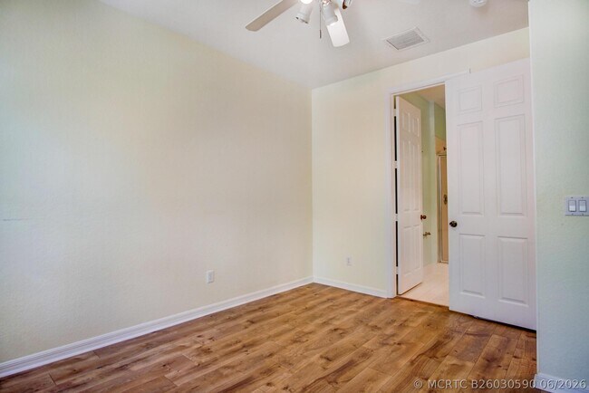 Building Photo - 1020 E Longport Cir