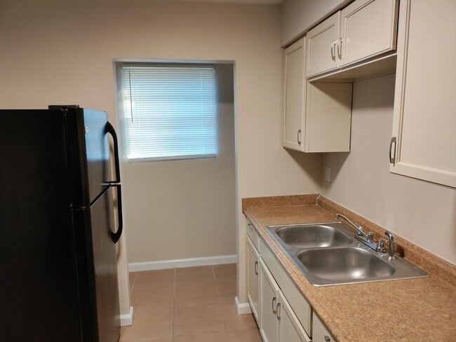 Building Photo - Single Family Home 5 BR / 2 Bath