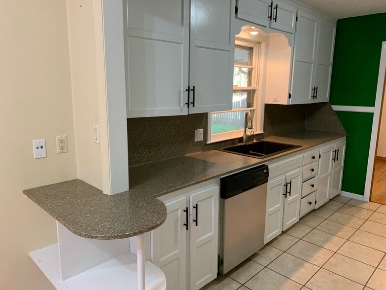 Building Photo - 368 N Hillcrest St