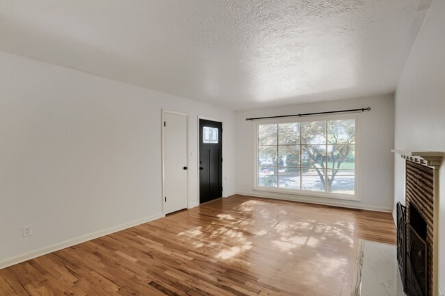 Building Photo - South Tabor — 2BR/1BA Home with Attached Garage