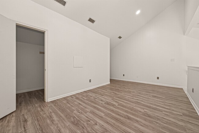 Building Photo - 180 April Point Dr S