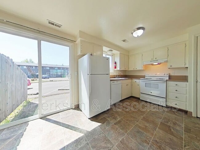 Building Photo - 942 21st Ave SW