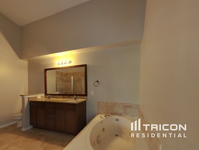 Building Photo - 8808 Mountain Lake Dr S