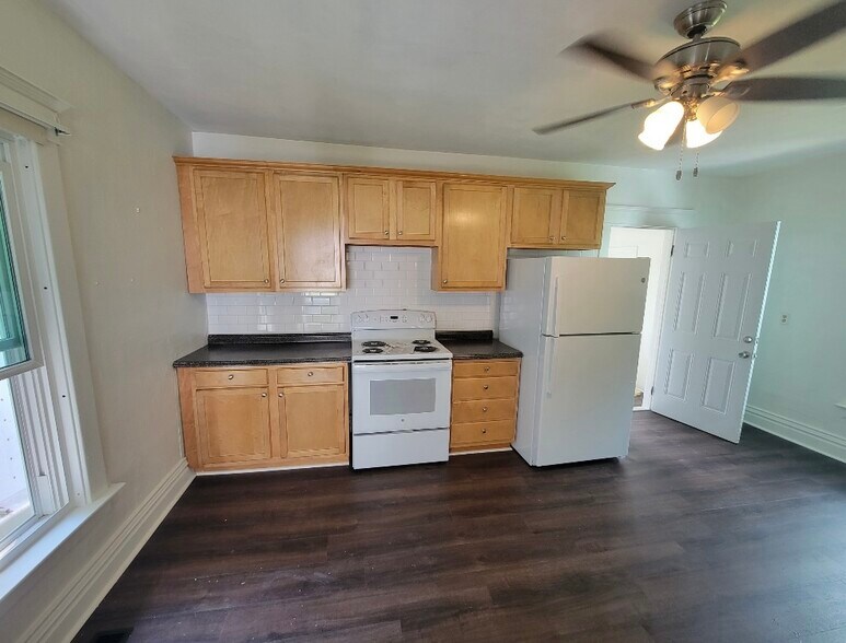Building Photo - 9816 Bateman Avenue