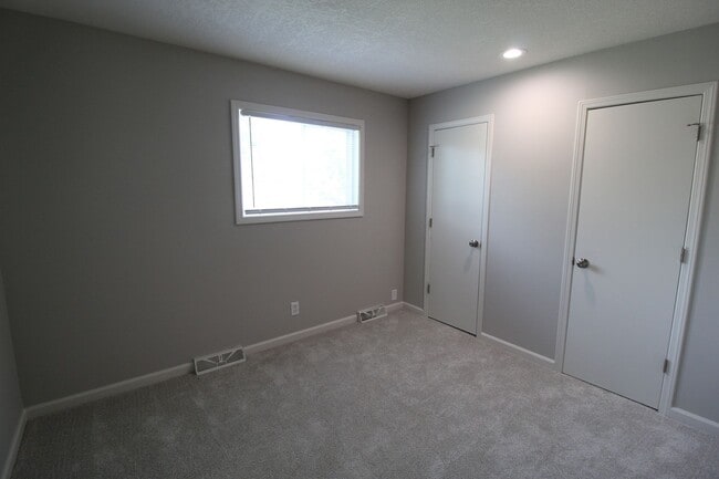 Building Photo - Updated 2 BEDROOM 1.5 BATH DUPLEX