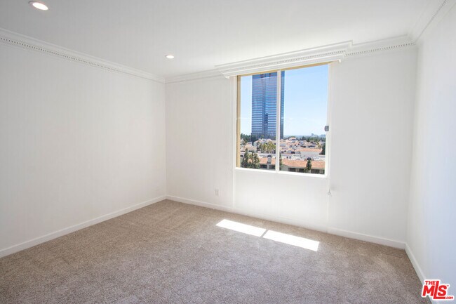 Building Photo - 2170 Century Pk E