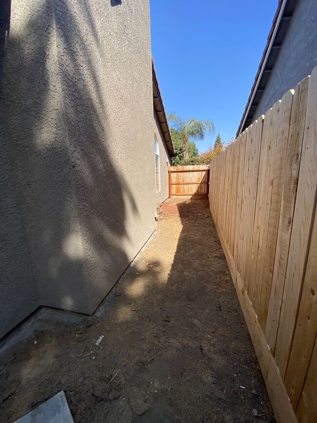 Building Photo - Cozy NW Visalia Home Rent Ready!