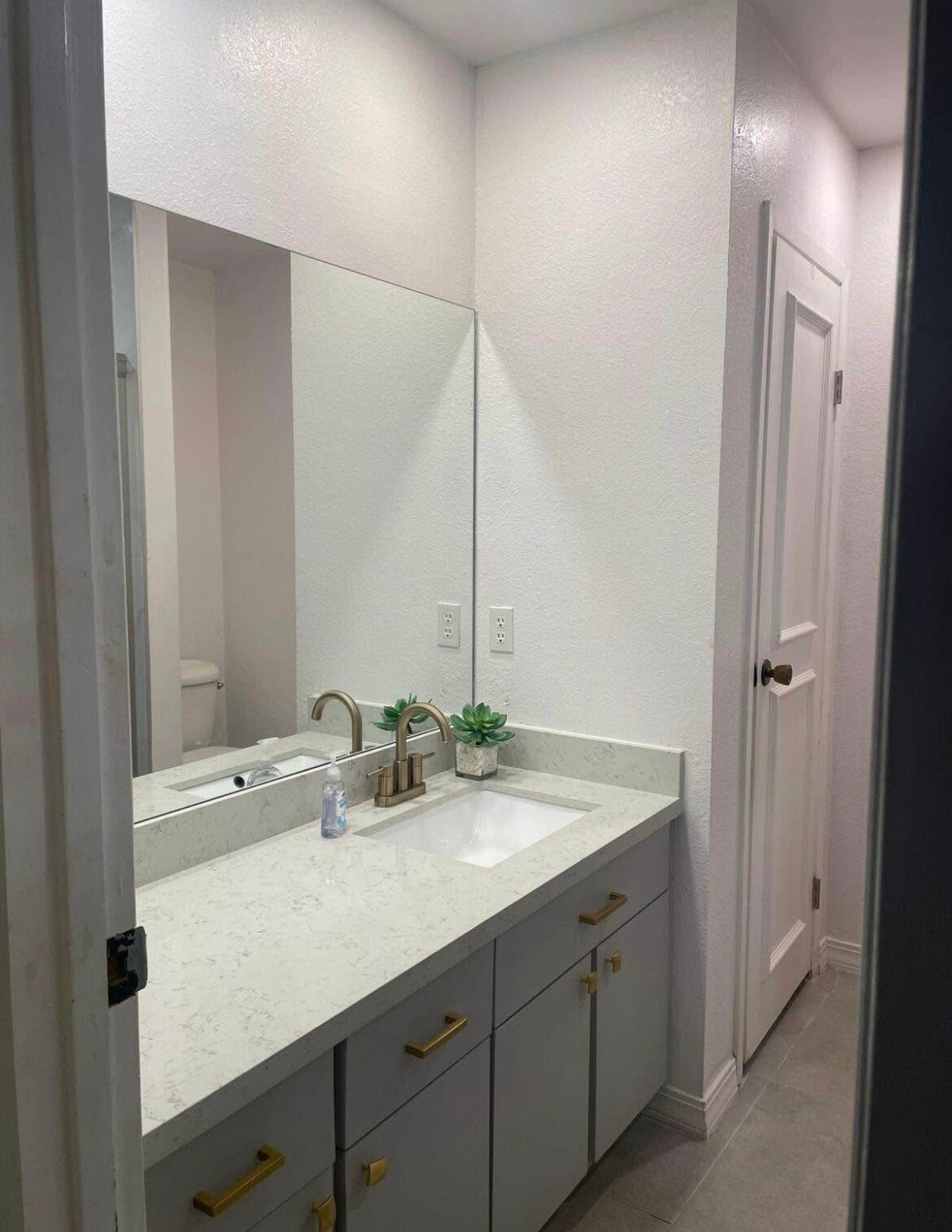 Building Photo - 712 Continental Dr