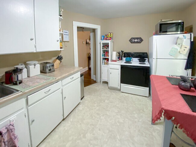 Building Photo - Adorable two-bedroom house on Stinson. Wal...