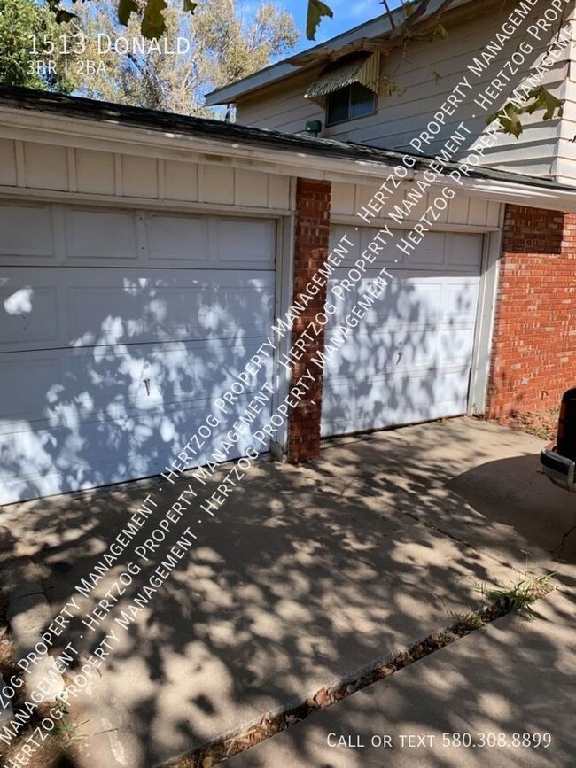 Building Photo - Large 3 Bedroom Home