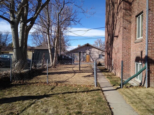 Building Photo - Charming Large 1 Bedroom in the Heart of the City