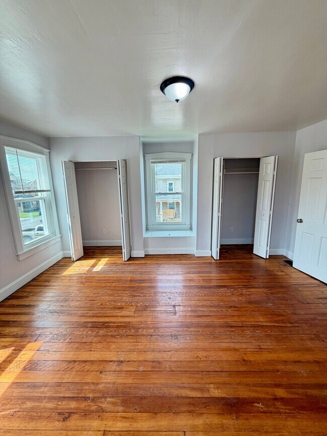 Building Photo - 37 N Kinzer Rd