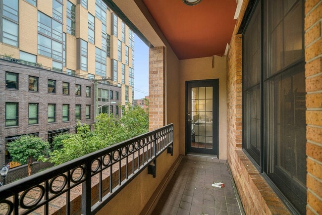Building Photo - 830 Monroe St