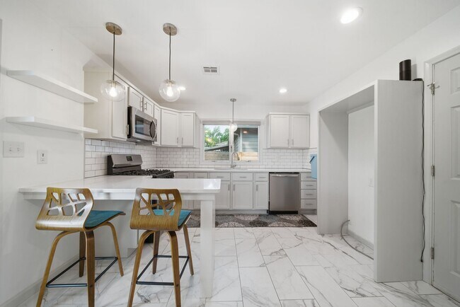 Building Photo - Updated 3 Bed, 1 Bath Home for Lease in Prime Midtown Location!