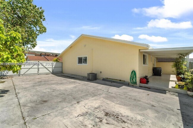 Building Photo - 330 W 74th Pl