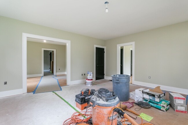 Building Photo - Recently Renovated Central Columbia Bungalow!