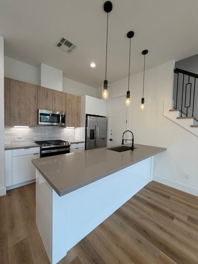 Building Photo - 6733 Peerless St