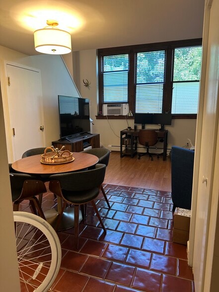 Entryway view - 32 Pine St