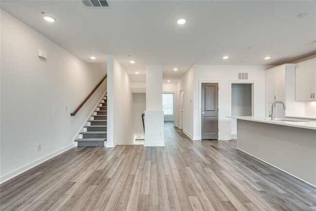 Building Photo - 513 Burton Dr
