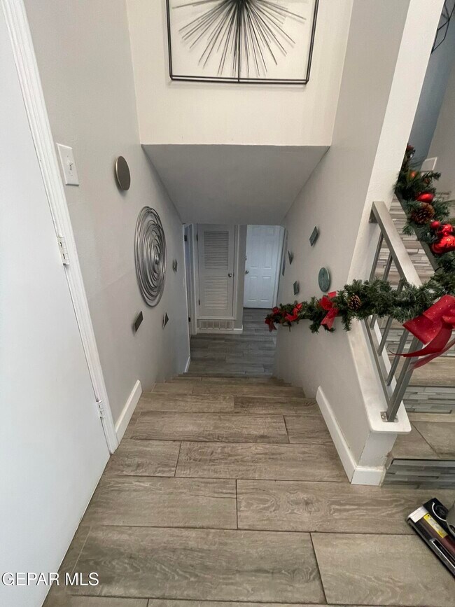 Building Photo - 10024 Fenway Dr