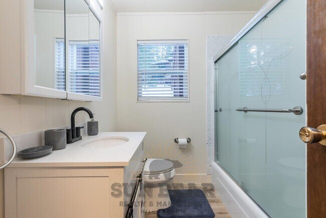 Building Photo - Bright Home in Incline!