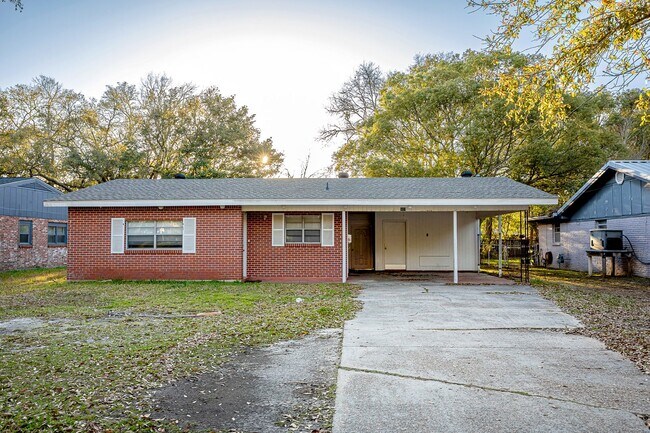 Building Photo - 3 Bed 2 Bath home in Pascagoula near the beach.