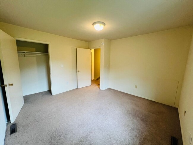 Building Photo - 2 Bedroom, 1.5 Bath Townhouse