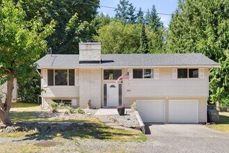 Building Photo - 3 Bed 2 Bath Fully Fenced Split Level Lake...