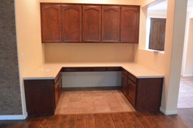 Building Photo - Beautiful Home in great North West Visalia neighborhood across from Soroptomist Park with Yard care