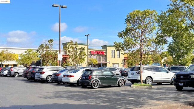 Building Photo - 2101 Shore Line Dr