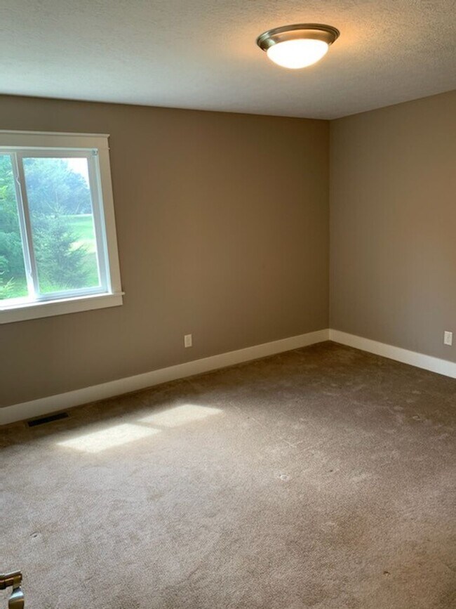 Building Photo - Beautiful 3 bedroom 2 1/2 bath home