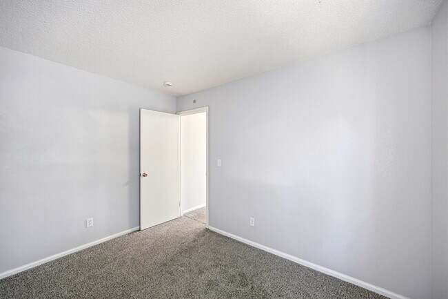 Building Photo - $2,495.95 - 3 Bed, 2 Bath Home in Denver with Central AC and Fenced in Yard!
