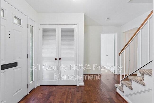 Building Photo - 3160 Ravenwood Dr